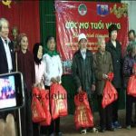 Bà Cù Thị Hậu – CT Hội Người cao tuổi Việt Nam tặng quà tết cho hội viên nghèo tại Đô Lương